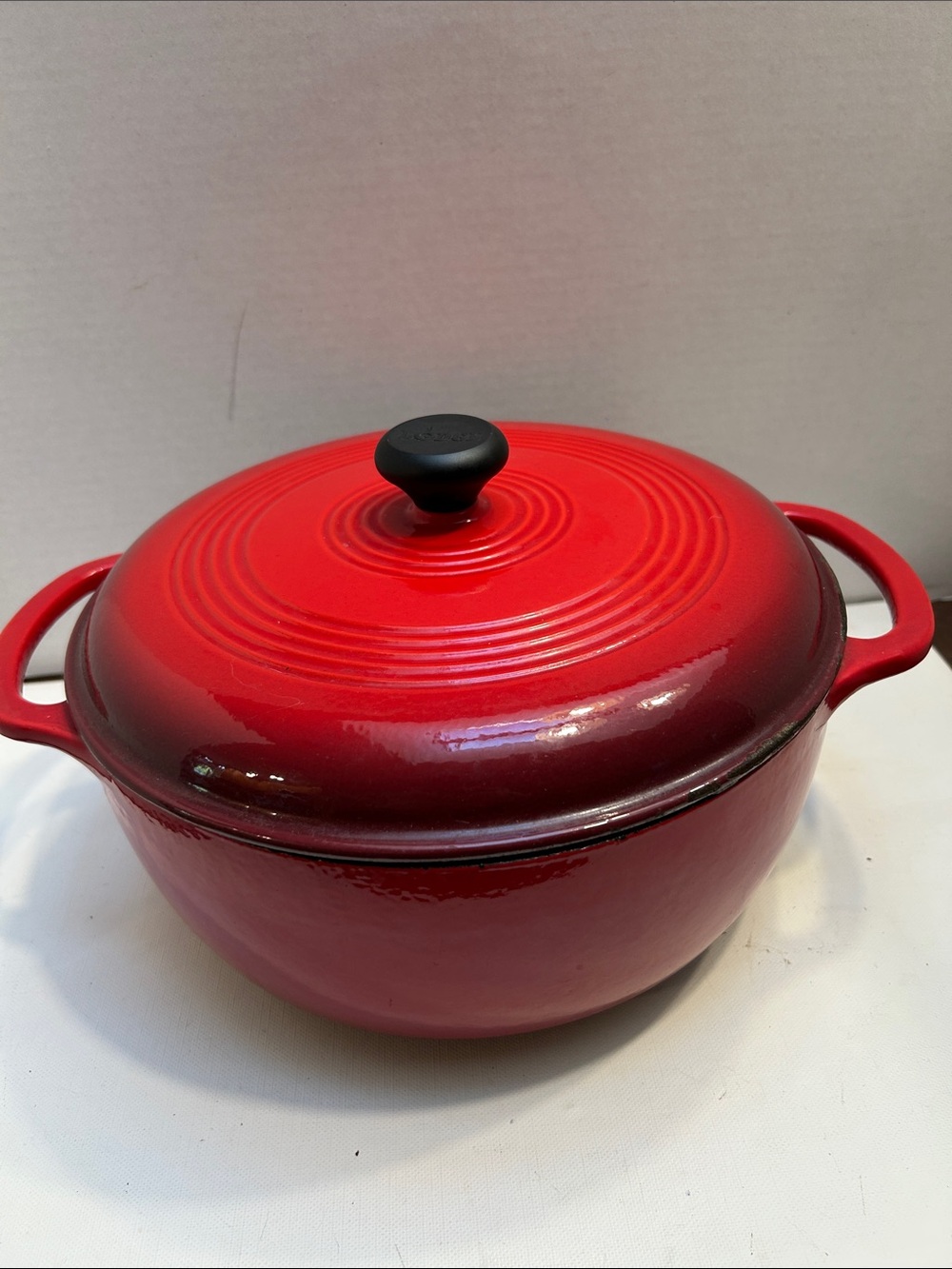 6 quart Red Enameled Cast Iron Dutch Oven with Lid - Versatile Cookware